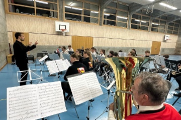 Die Jugendmusik Regio Sissach beim Einspielen in der unteren Turnhalle.
